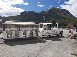 Navette estivale dans le village.